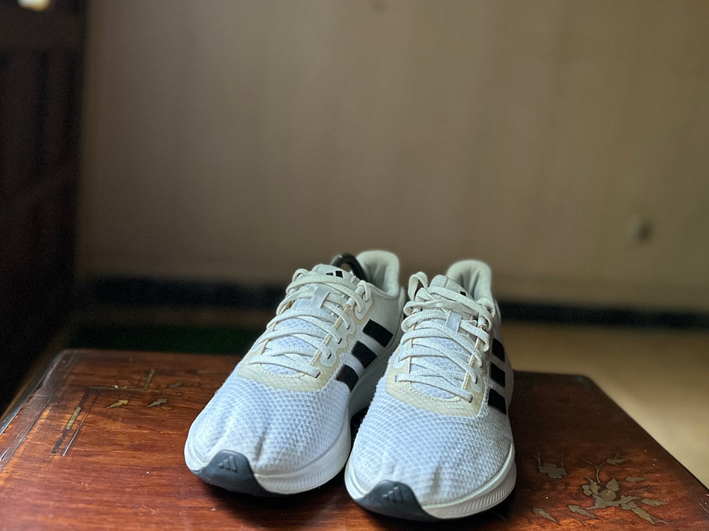 ORIGINAL Adidas Run falcon 3.0 White Black Stripes Uk size: 8.5
Eu: 42.5