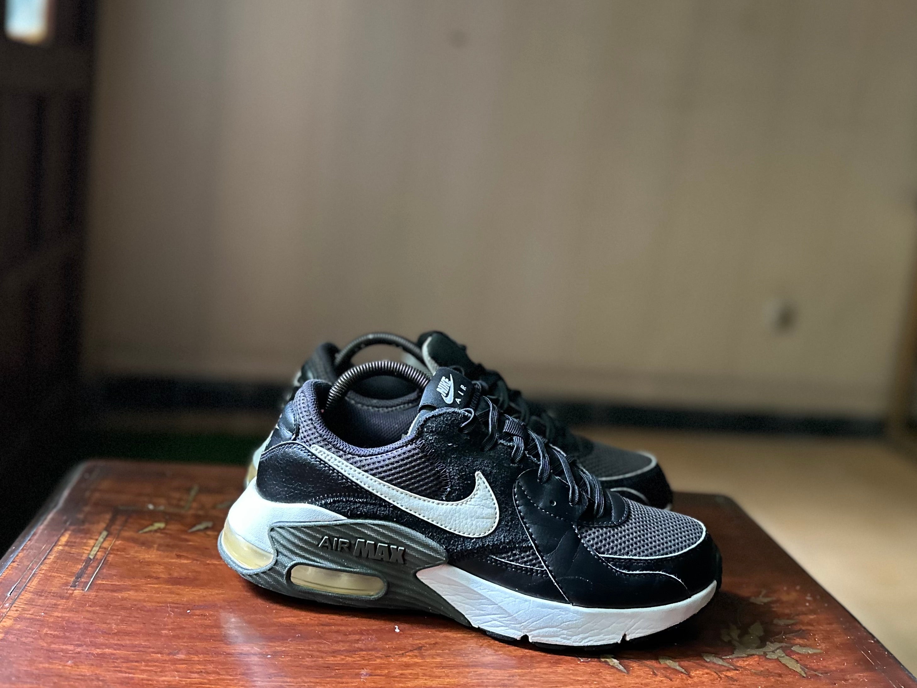 ORIGINAL Nike AirMax Excee Black/White Uk size: 7.5 Eu: 42