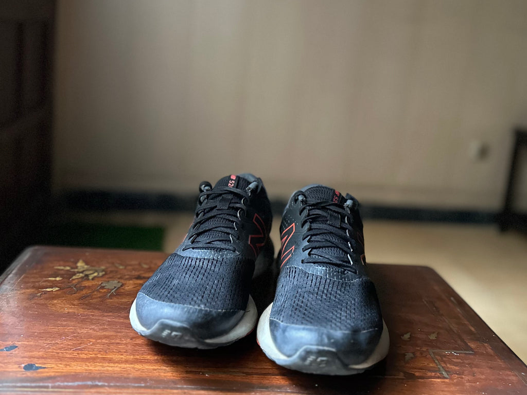 ORIGINAL New Balance Fresh Foam 520 V7 Black/Red Uk size: 9
Eu: 44