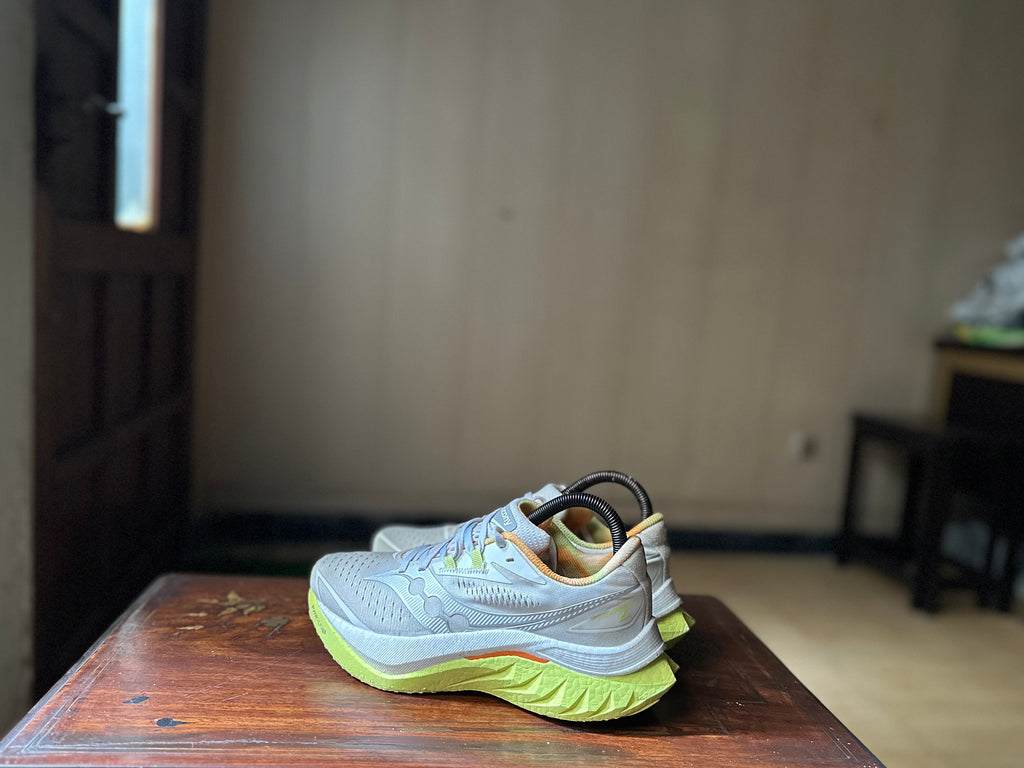 ORIGINAL Saucony Endorphin Speed 4 White/Sunny (Carbon Plated) Uk size: 6 Eu: 39
