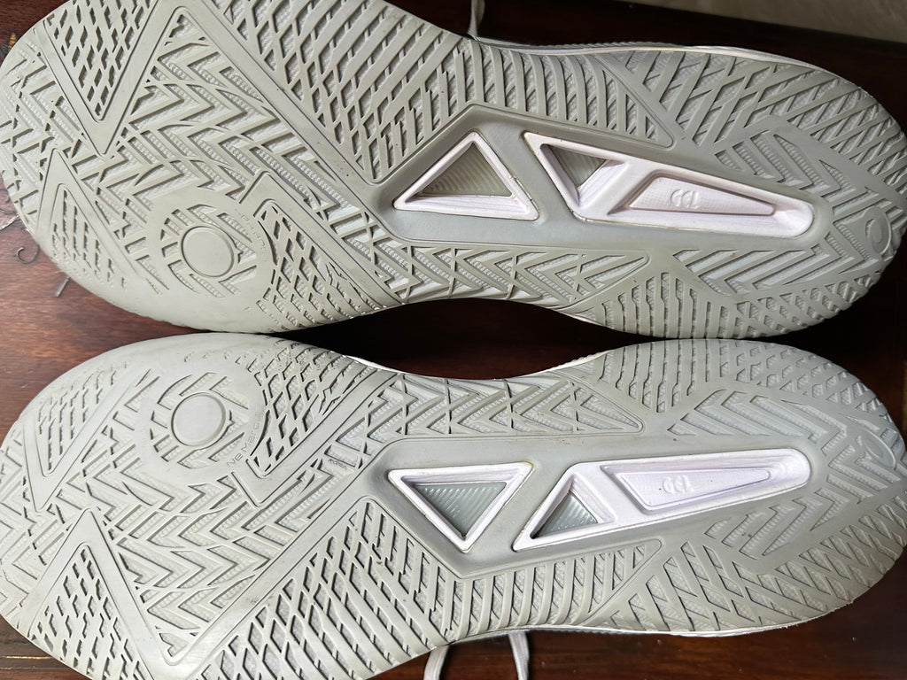 ORIGINAL Asics Gel-Tactic 12 White/Black Uk size: 11 Eu: 46
Condition: 9.5/10