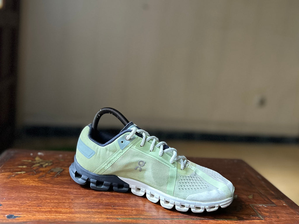 ORIGINAL On CloudFlow Meadow/White Uk size: 6 Eu: 39