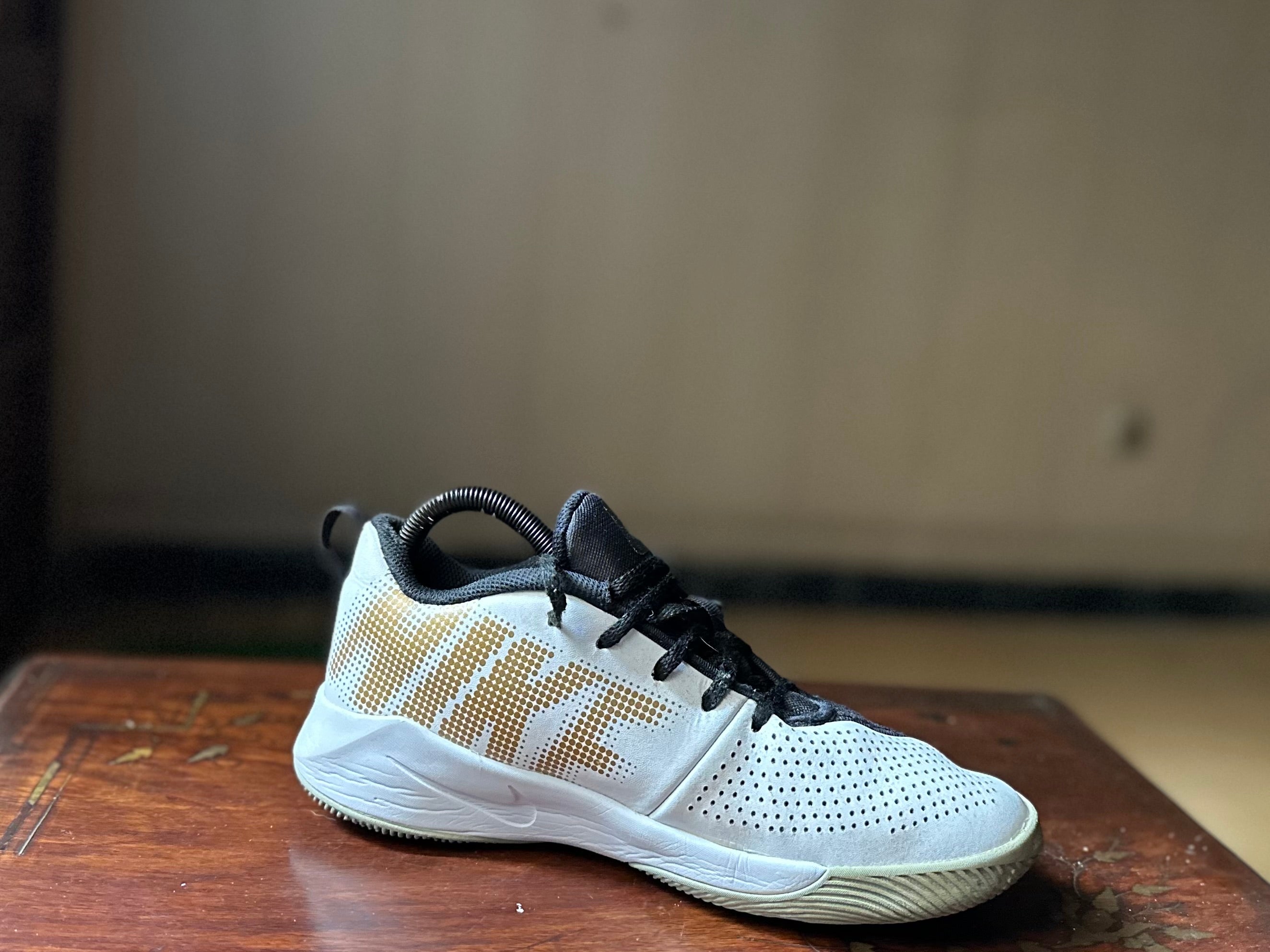 ORIGINAL Nike Team Hustle Quick 2 Non-Marking Uk size: 6 Eu: 40