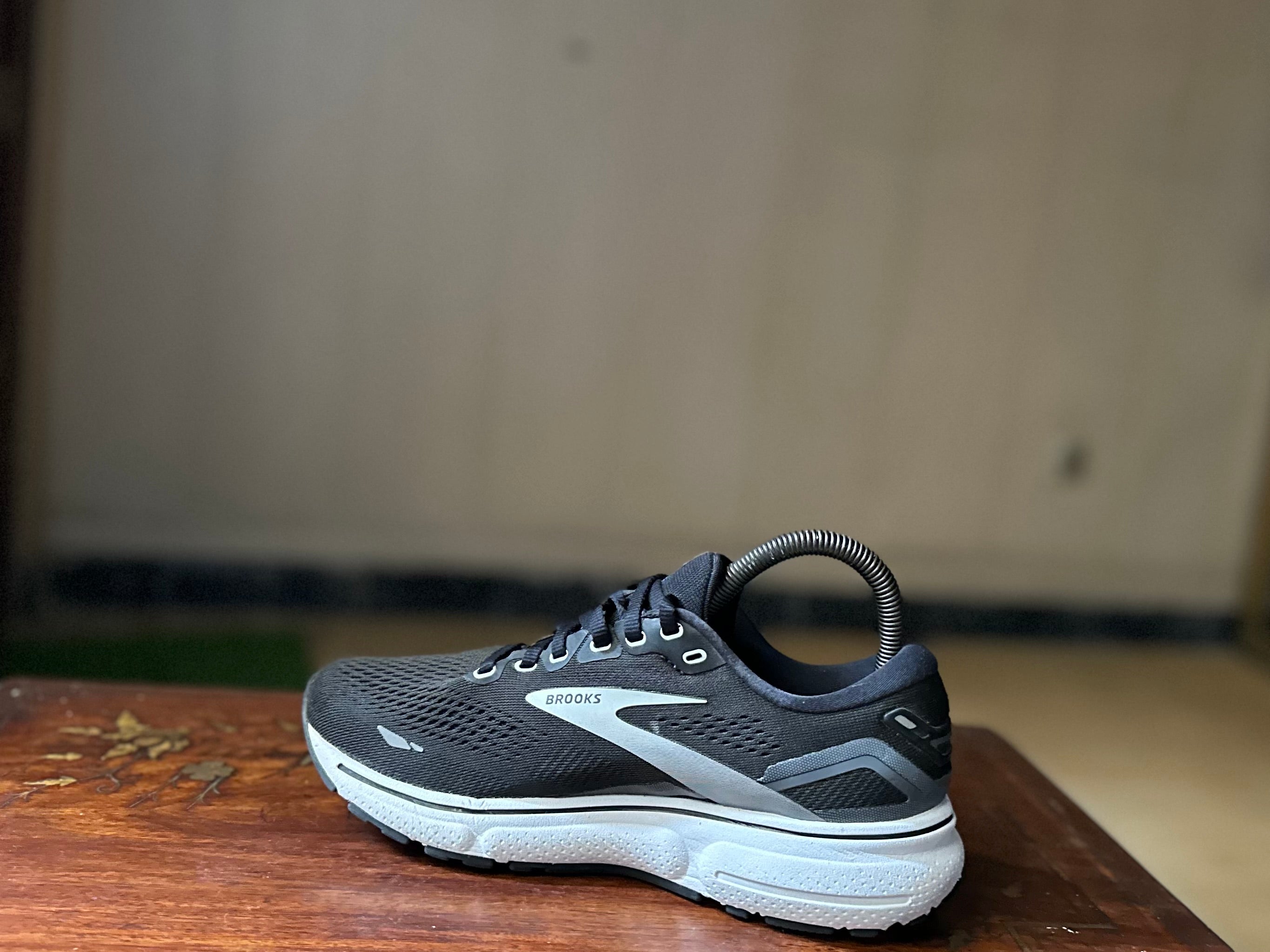 ORIGINAL Brooks Ghost 15 Metallic/White Uk size: 5
Eu: 38 Condition: 9.5/10