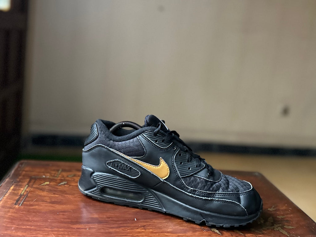 ORIGINAL Nike AirMax 90 Essential Black/Gold Uk size: 10
Eu: 45