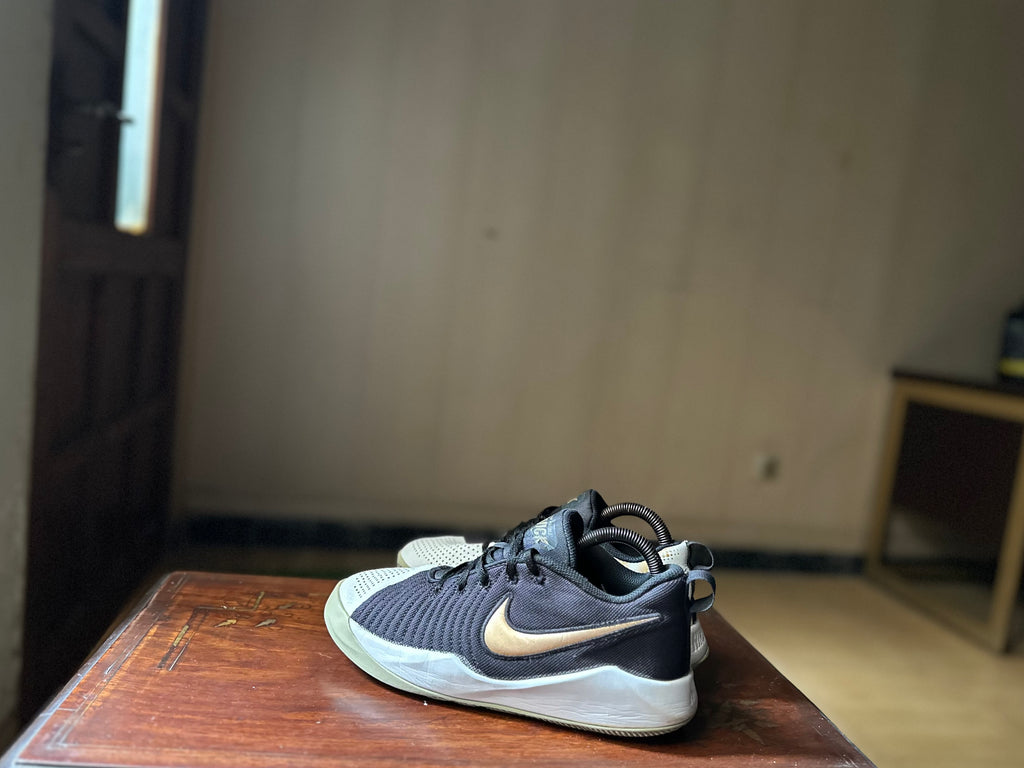 ORIGINAL Nike Team Hustle Quick 2 Non-Marking Uk size: 6 Eu: 40