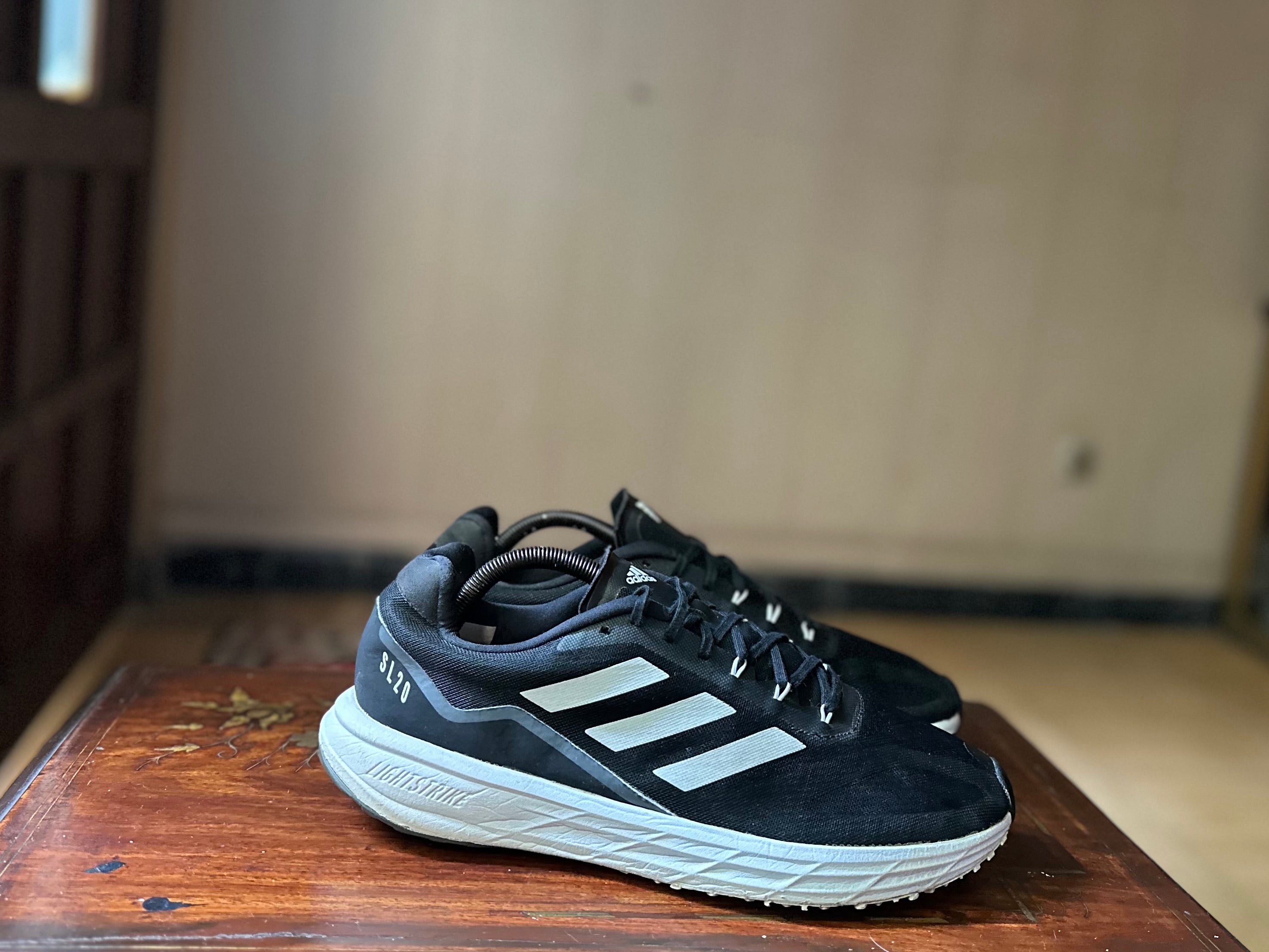 ORIGINAL Adidas SL20 Core Black White Stripes Uk size: 9
Eu: 43.1/3