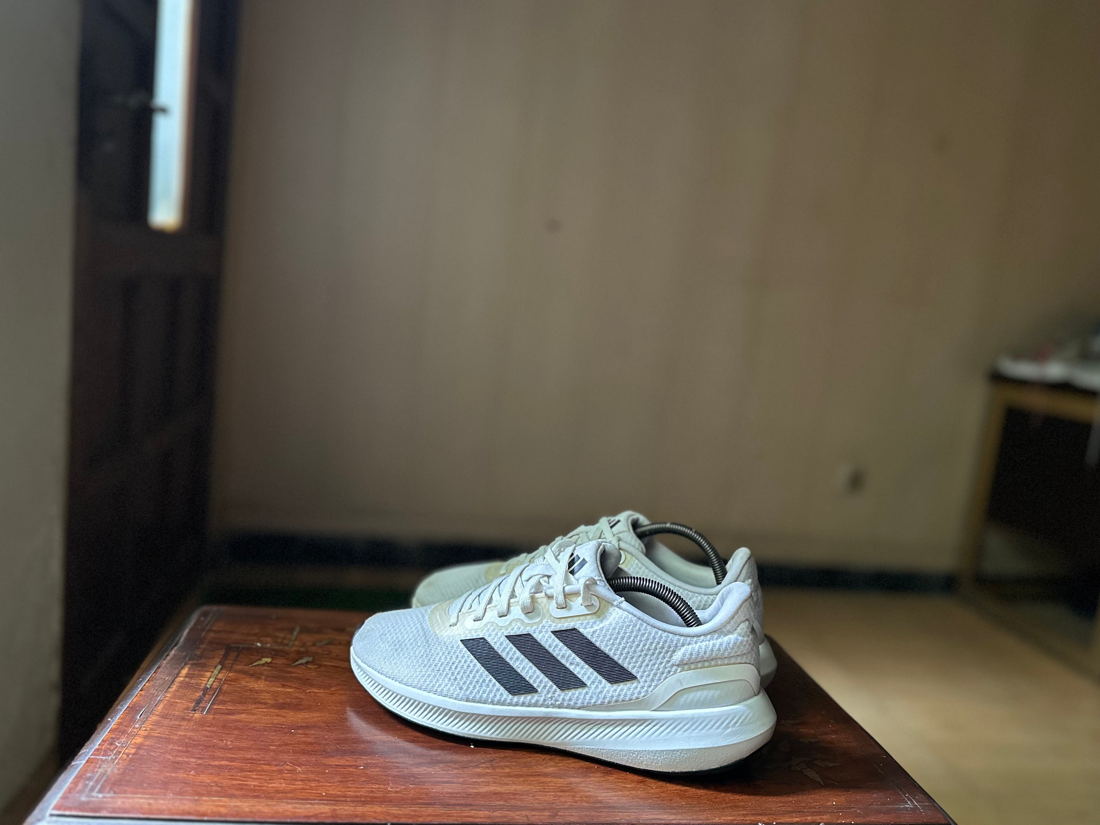 ORIGINAL Adidas Run falcon 3.0 White Black Stripes Uk size: 8.5
Eu: 42.5