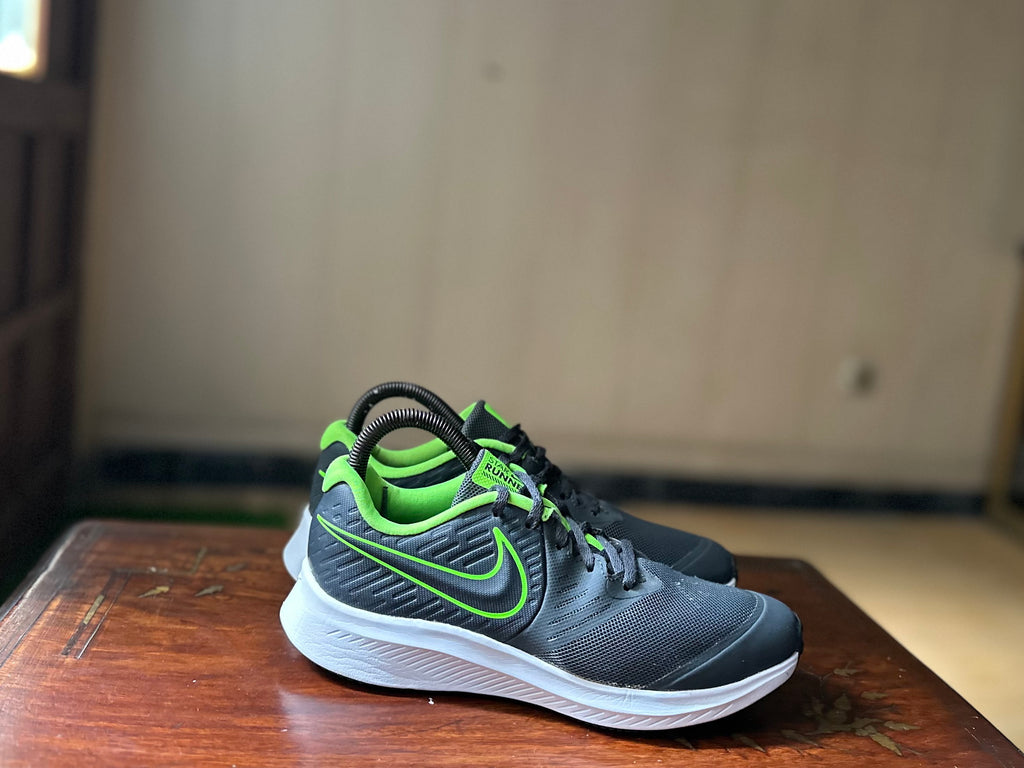 ORIGINAL Nike Star Runner 2 Anthracite/Electric Green Uk size: 5 Eu: 38