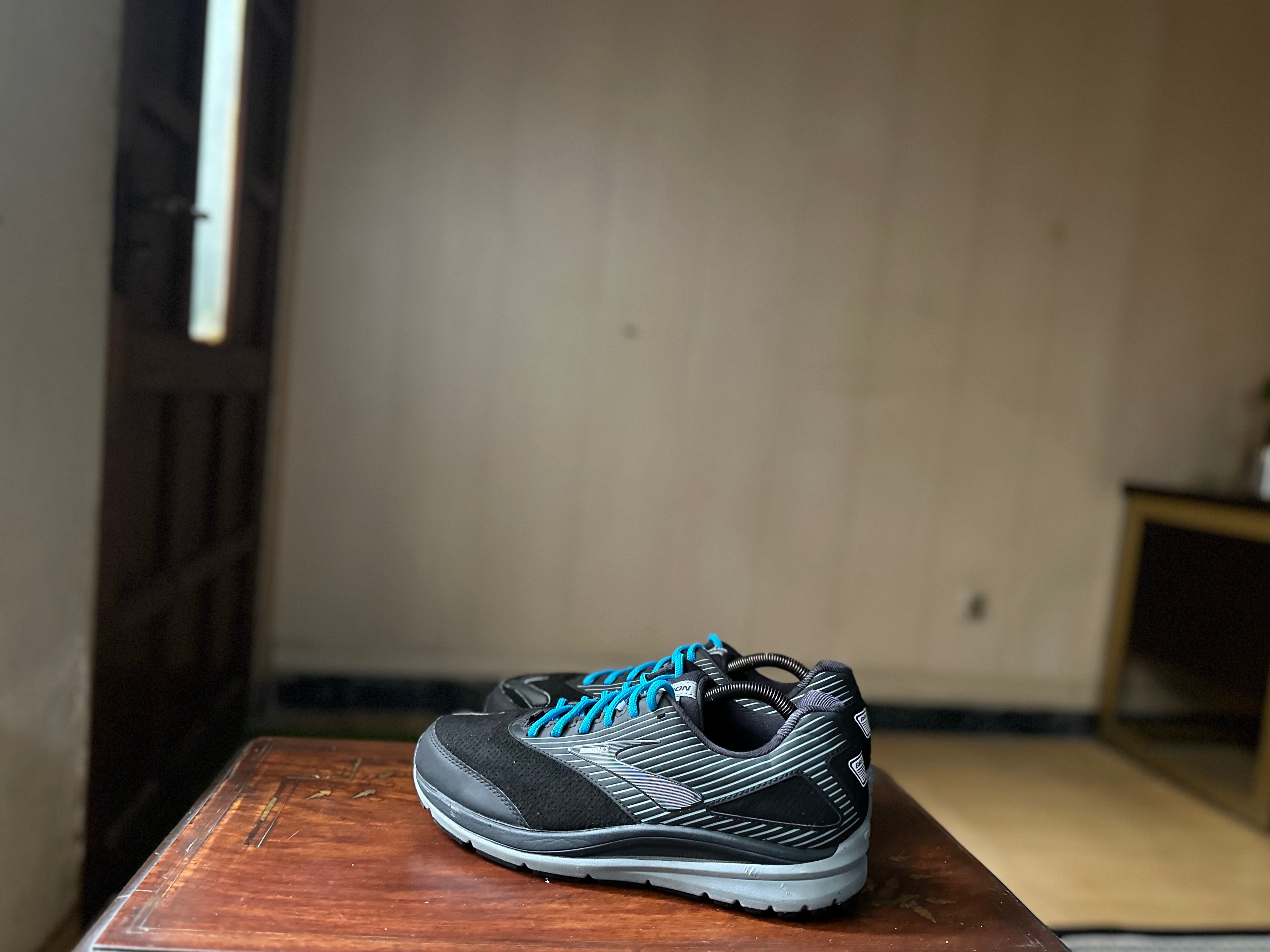 ORIGINAL Brooks Addiction Walker Suede 2 Black Prime Uk size: 8.5 Eu: 43