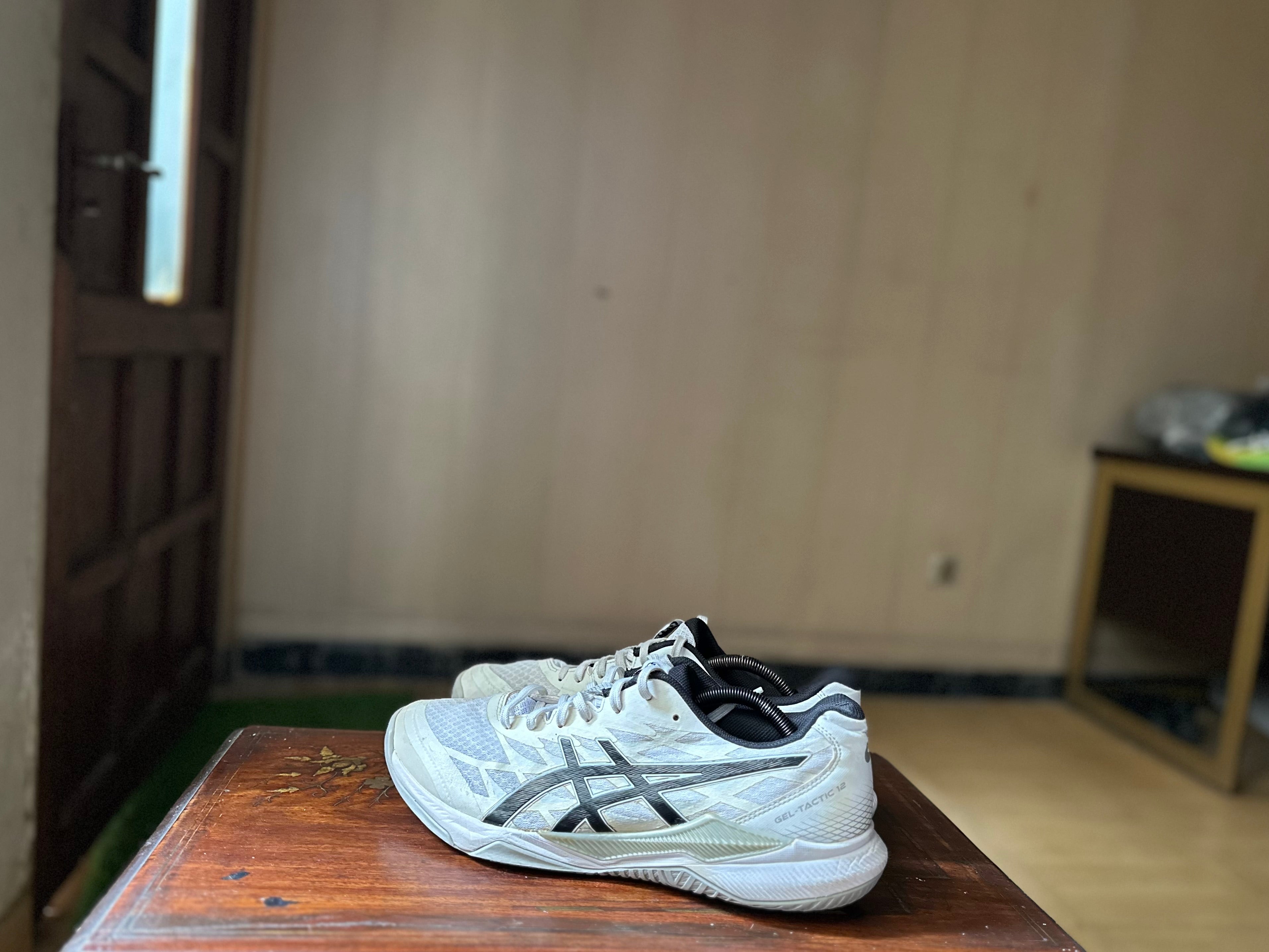 ORIGINAL Asics Gel-Tactic 12 White/Black Uk size: 11 Eu: 46
Condition: 9.5/10