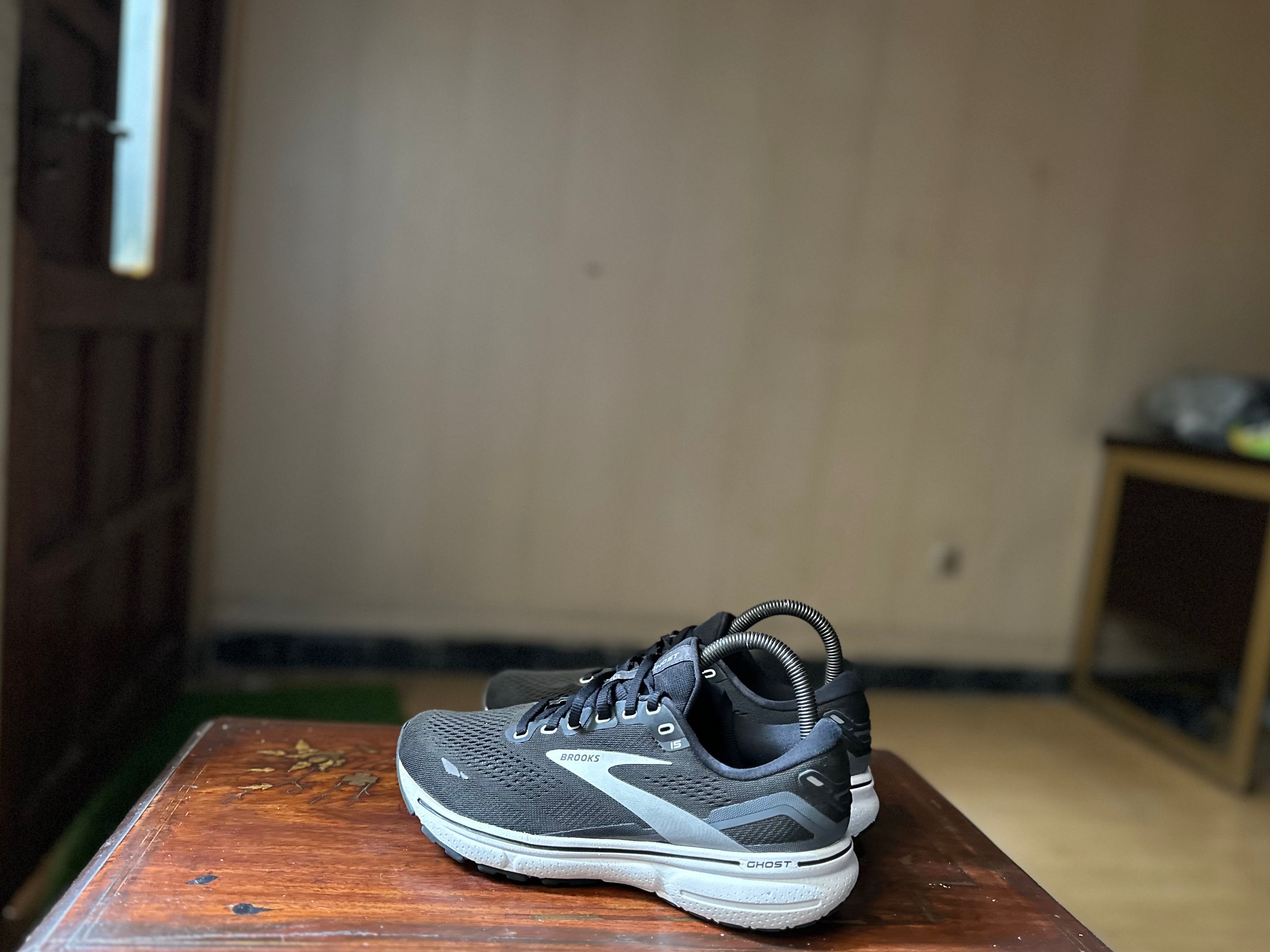 ORIGINAL Brooks Ghost 15 Metallic/White Uk size: 5
Eu: 38 Condition: 9.5/10