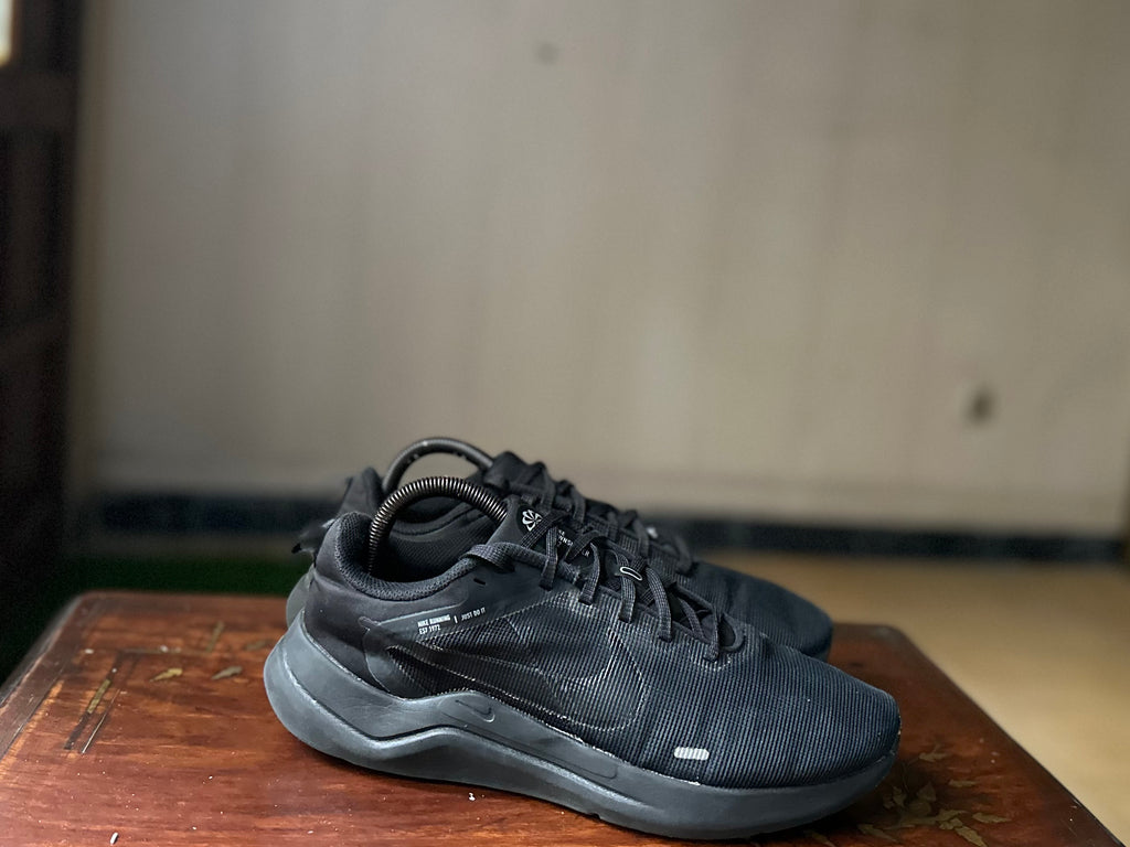ORIGINAL Nike DownShifter 12 Extra Wife 4E Black Uk size: 7
Eu: 41