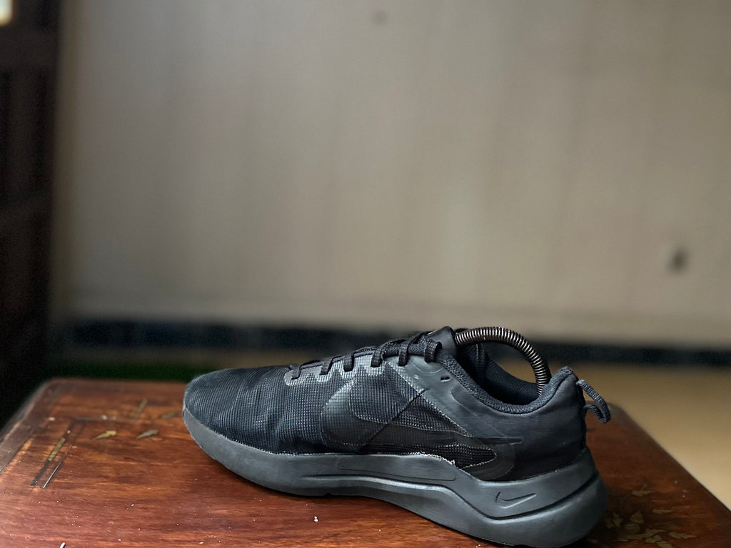 ORIGINAL Nike DownShifter 12 Extra Wife 4E Black Uk size: 7
Eu: 41