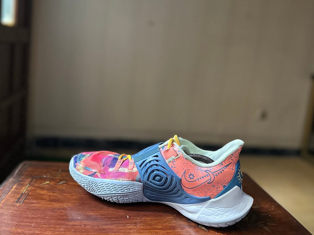 ORIGINAL Nike Kyrie Low 3 Atomic Pink Stone Blue Tie Die Uk size: 11
Eu: 46