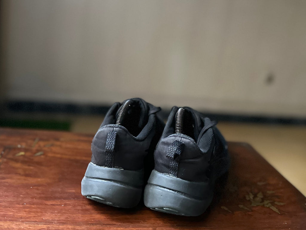 ORIGINAL Nike DownShifter 12 Extra Wife 4E Black Uk size: 7
Eu: 41