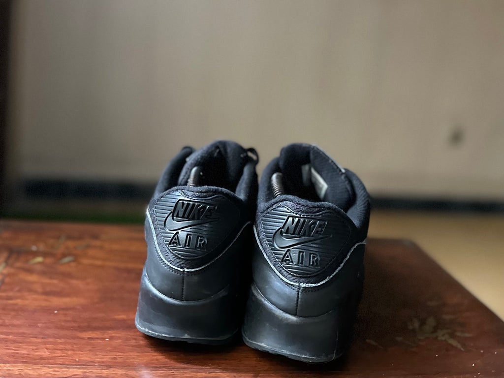 ORIGINAL Nike AirMax 90 Essential Black/Gold Uk size: 10
Eu: 45