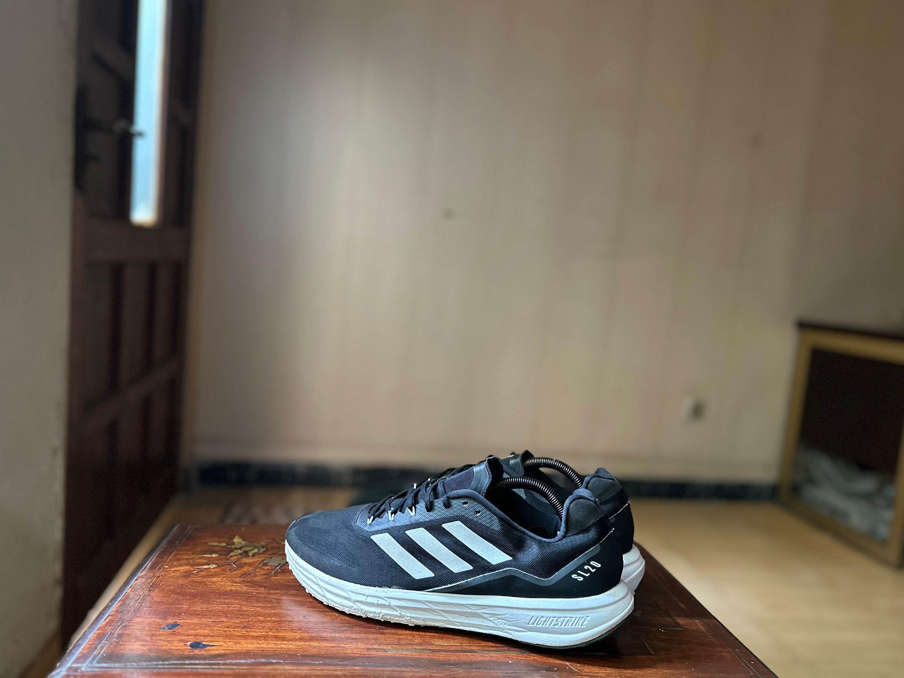 ORIGINAL Adidas SL20 Core Black White Stripes Uk size: 9
Eu: 43.1/3