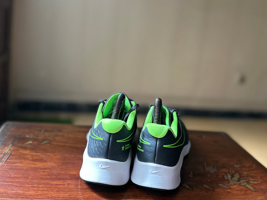 ORIGINAL Nike Star Runner 2 Anthracite/Electric Green Uk size: 5 Eu: 38