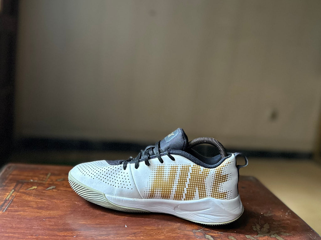 ORIGINAL Nike Team Hustle Quick 2 Non-Marking Uk size: 6 Eu: 40