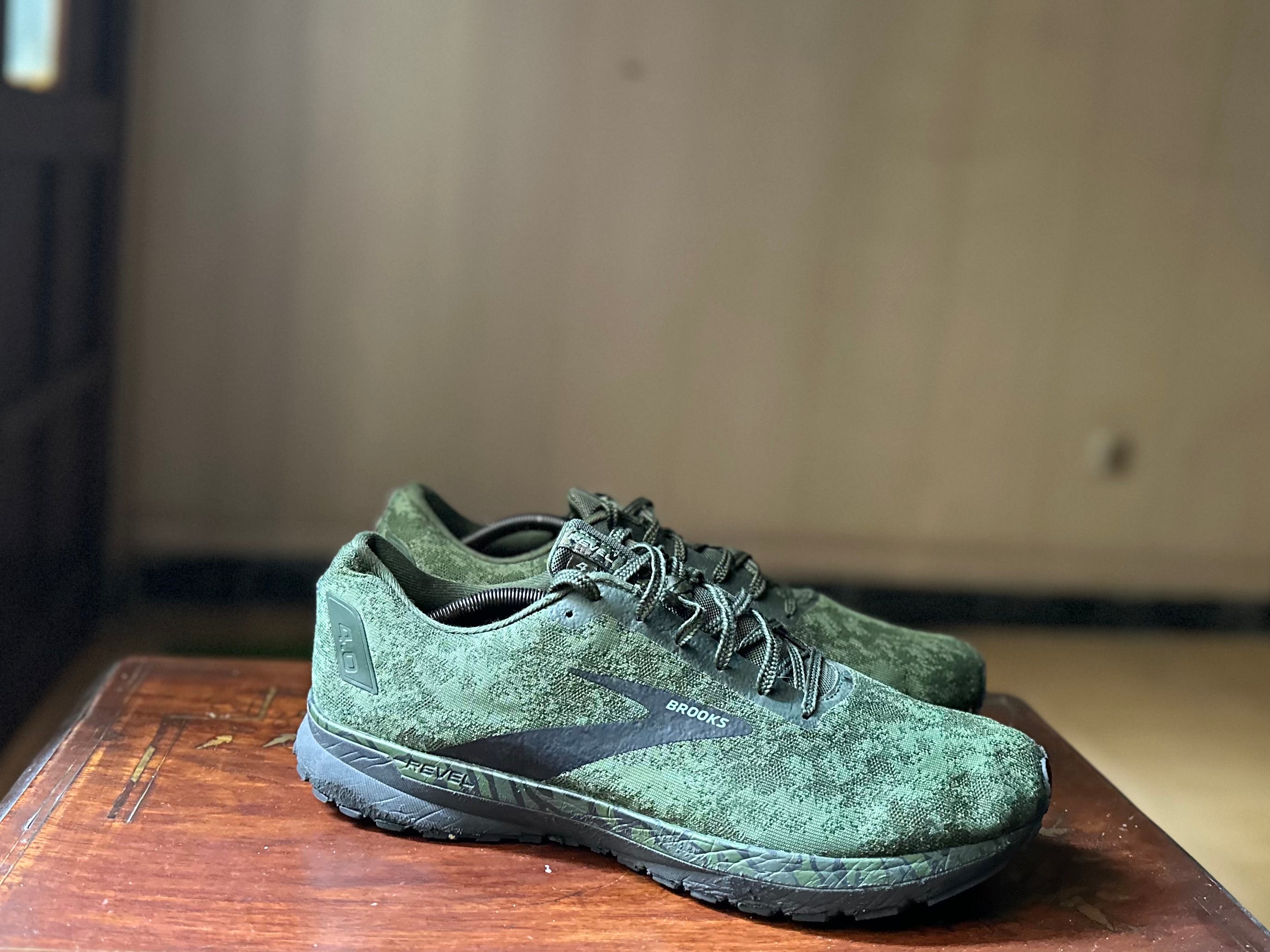 ORIGINAL Brooks Revel 4 Army Green Extract Uk size: 12 Eu: 47