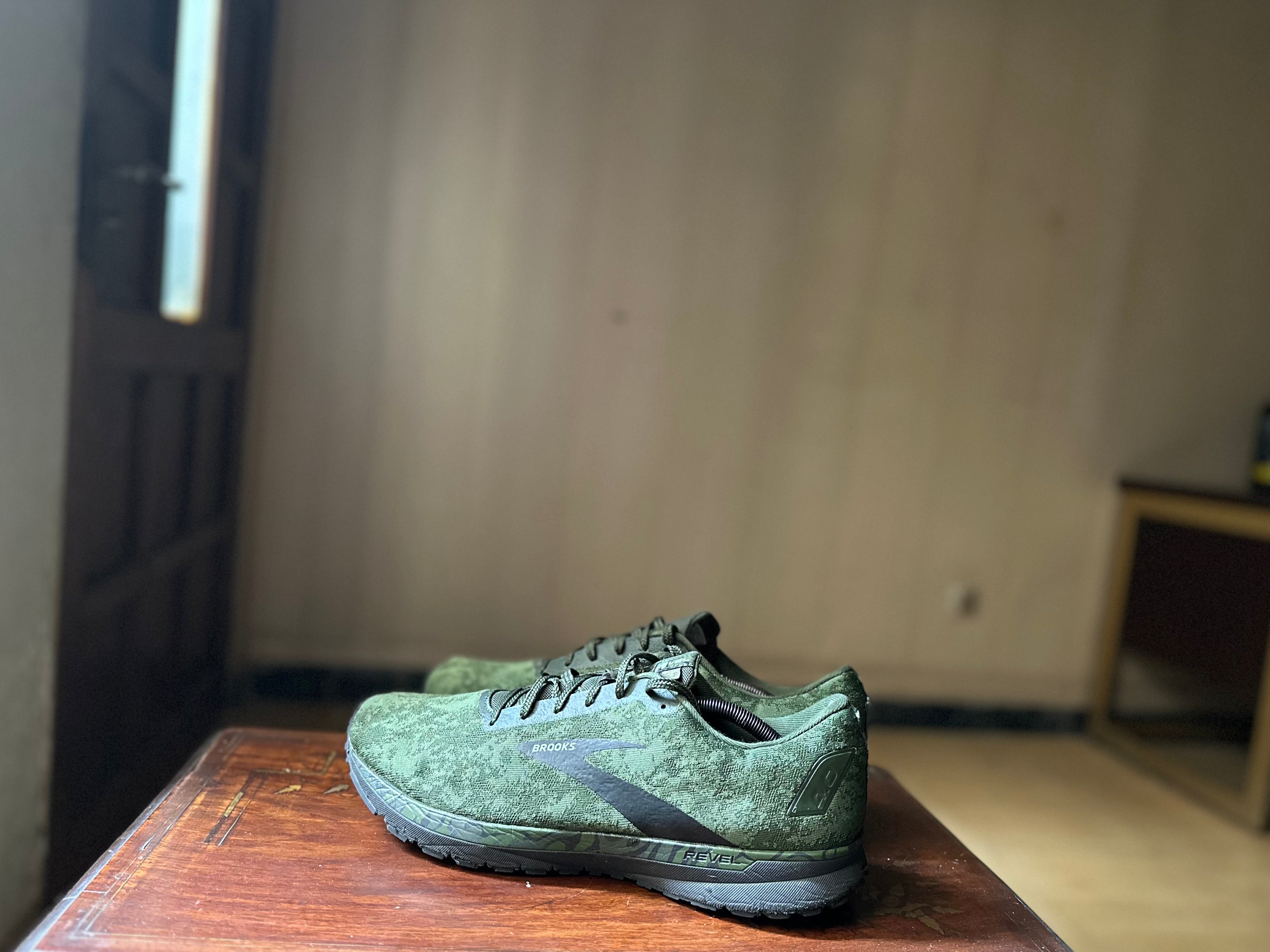 ORIGINAL Brooks Revel 4 Army Green Extract Uk size: 12 Eu: 47