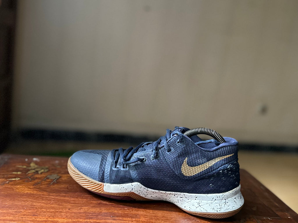 ORIGINAL Nike Kyrie 3 Obsidian Metallic Gold Uk size: 6 Eu: 40