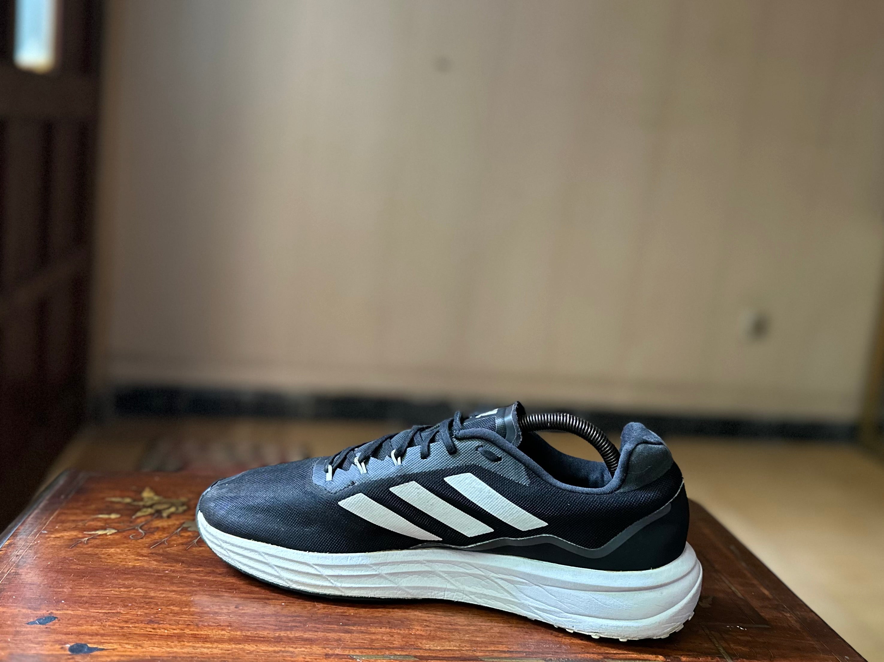 ORIGINAL Adidas SL20 Core Black White Stripes Uk size: 9
Eu: 43.1/3
