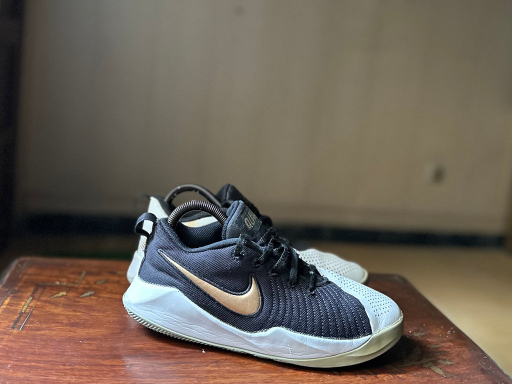 ORIGINAL Nike Team Hustle Quick 2 Non-Marking Uk size: 6 Eu: 40