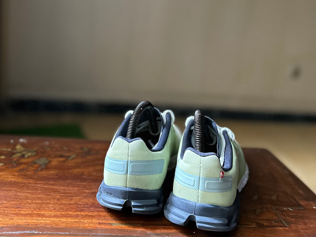 ORIGINAL On CloudFlow Meadow/White Uk size: 6 Eu: 39