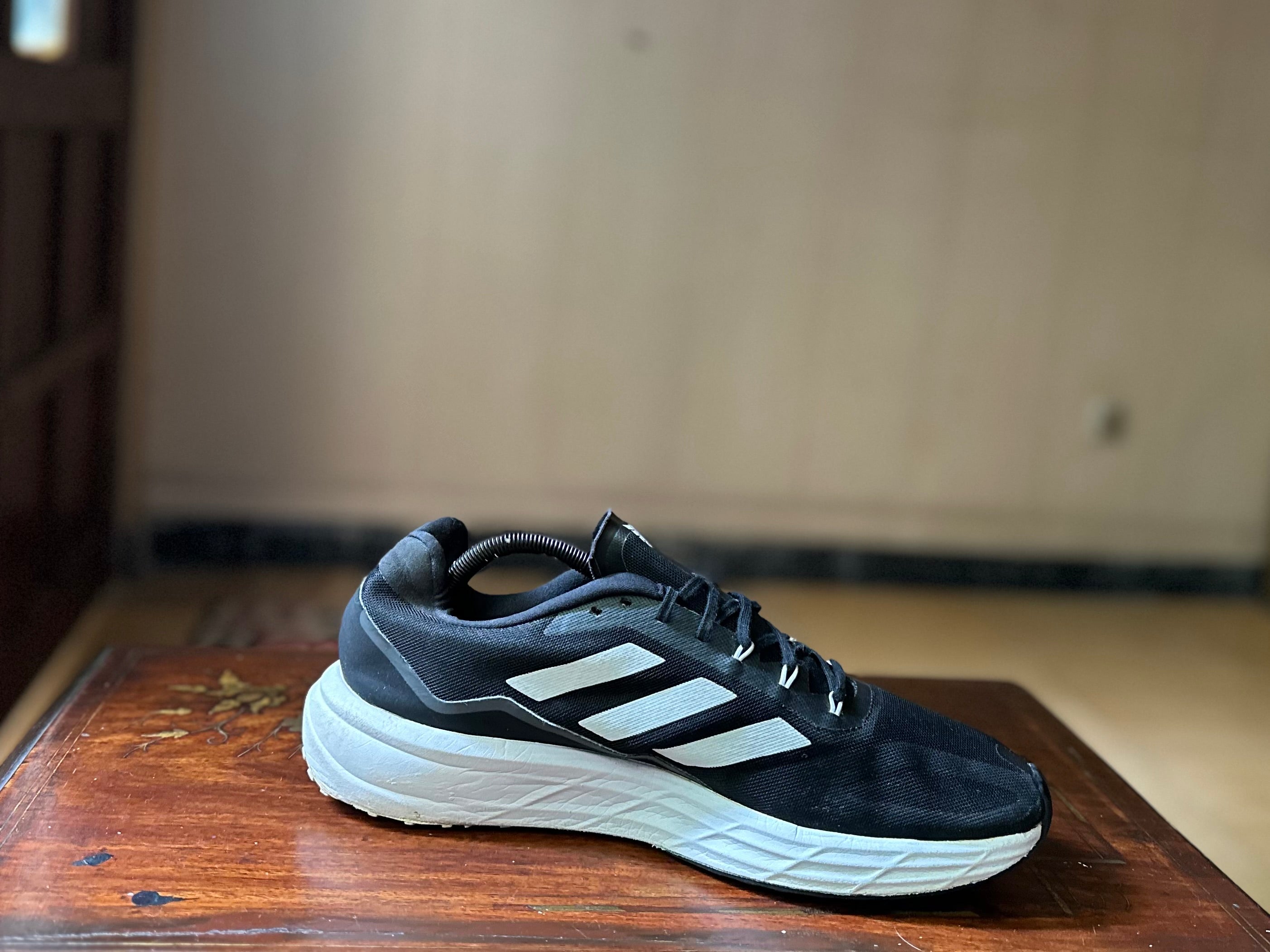 ORIGINAL Adidas SL20 Core Black White Stripes Uk size: 9
Eu: 43.1/3