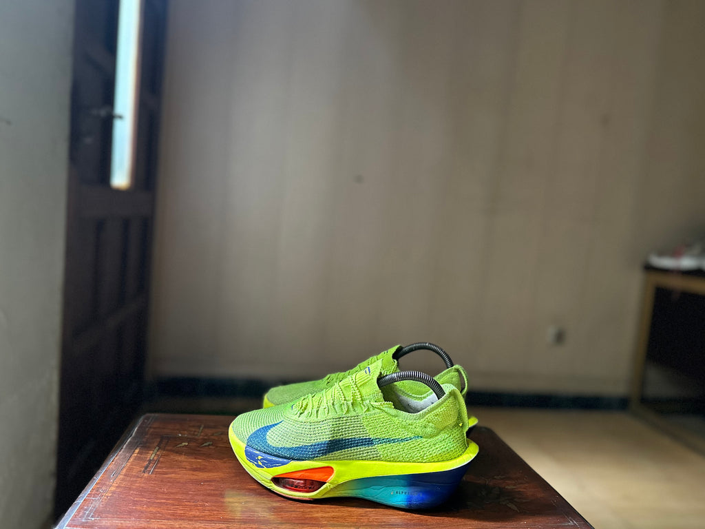 ORIGINAL Nike AirZoomX AlphaFly 3 Volt (Carbon Plated) Uk size: 6
Eu: 40