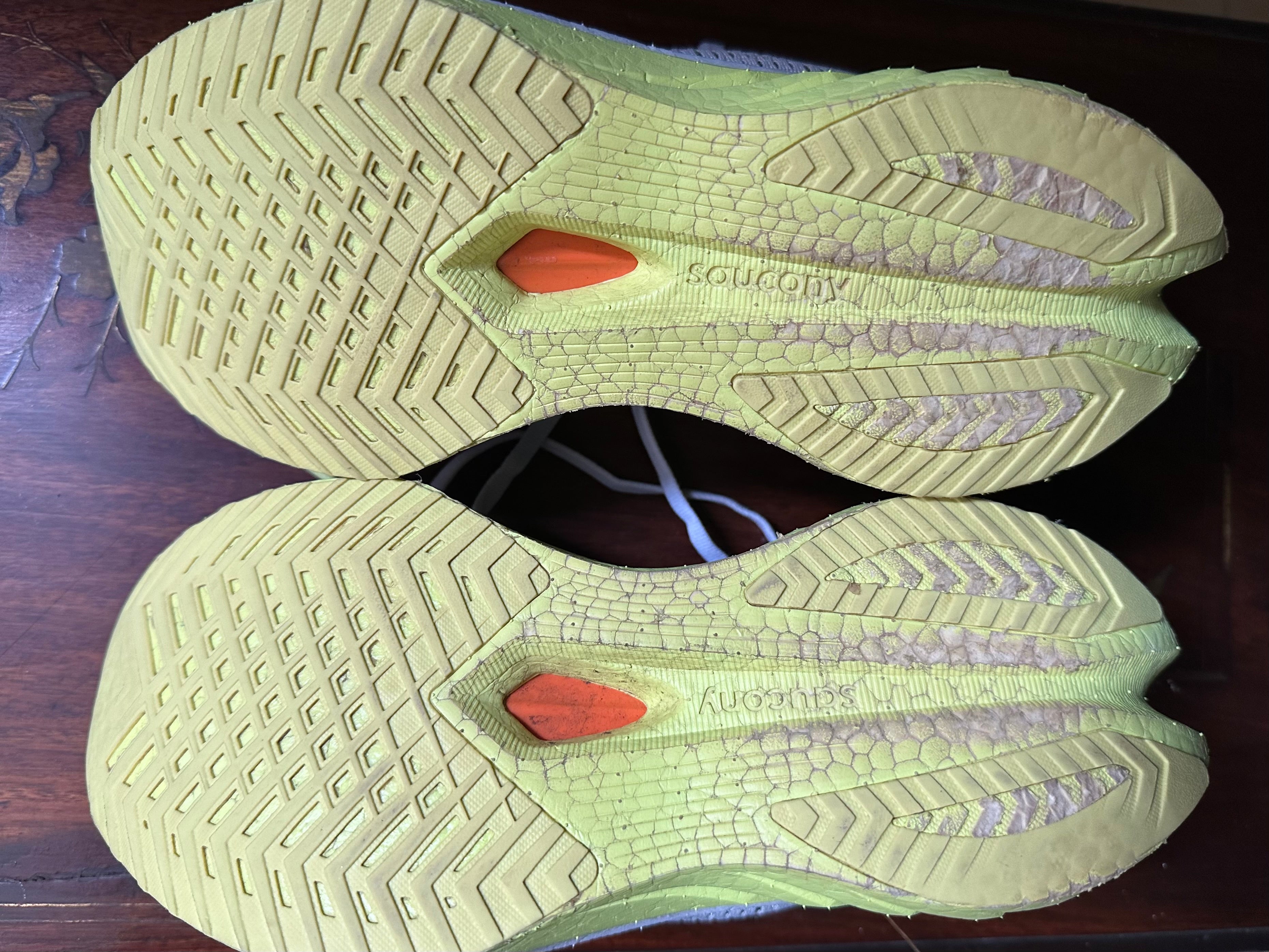 ORIGINAL Saucony Endorphin Speed 4 White/Sunny (Carbon Plated) Uk size: 6 Eu: 39