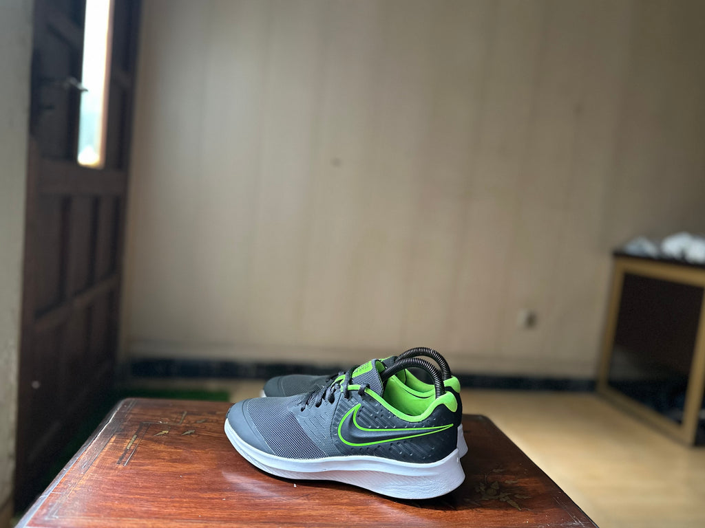ORIGINAL Nike Star Runner 2 Anthracite/Electric Green Uk size: 5 Eu: 38