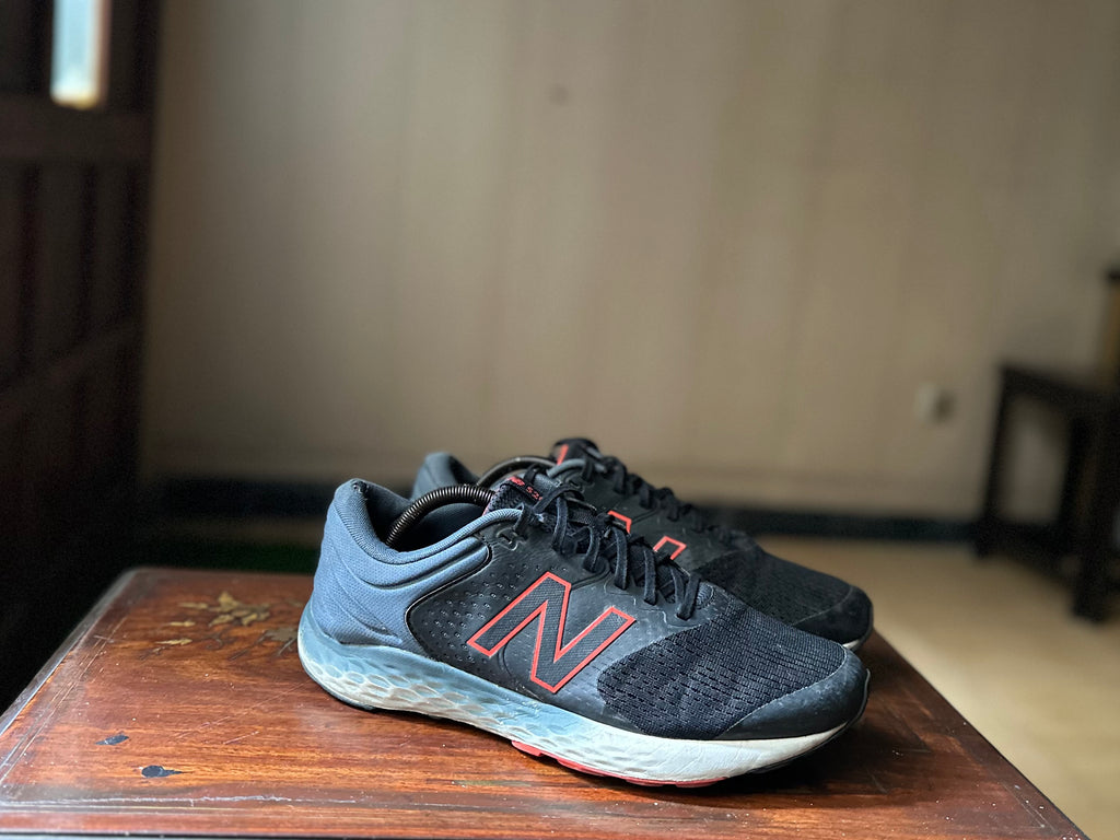 ORIGINAL New Balance Fresh Foam 520 V7 Black/Red Uk size: 9
Eu: 44
