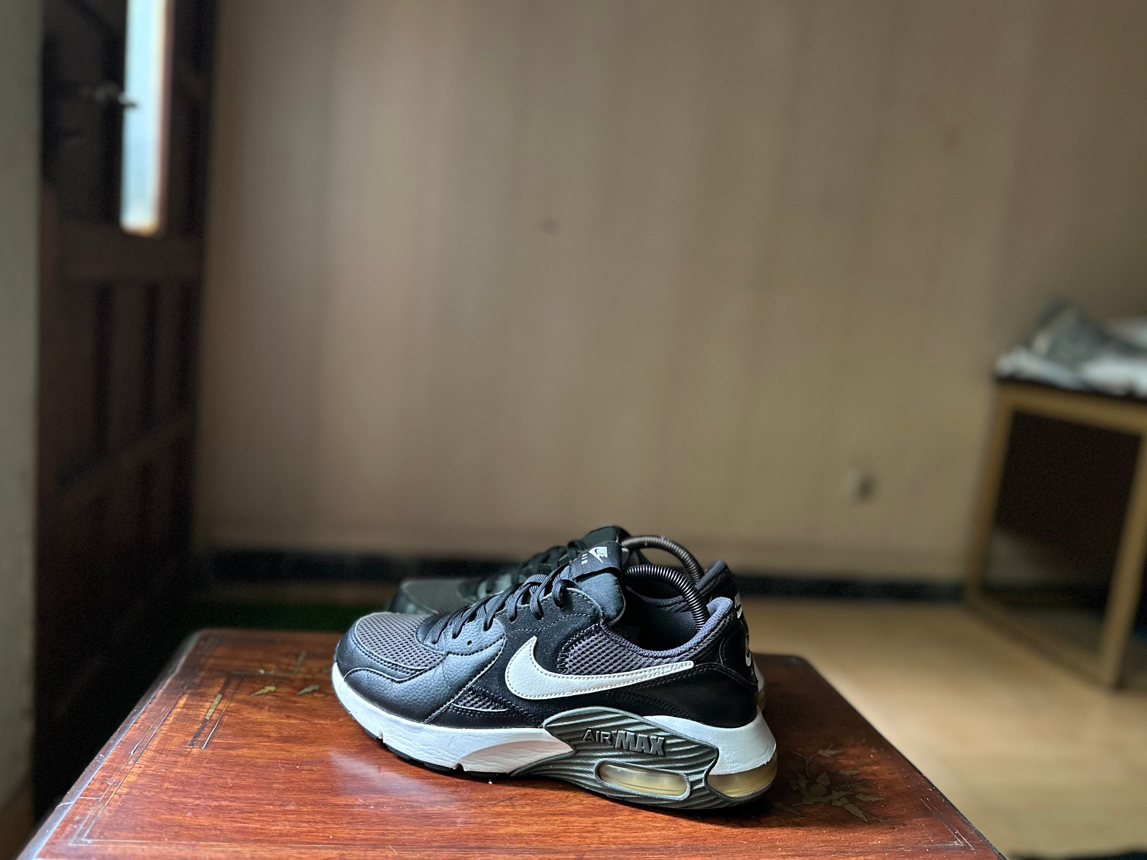 ORIGINAL Nike AirMax Excee Black/White Uk size: 7.5 Eu: 42