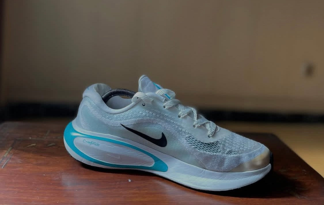 ORIGINAL Nike Journey Run Grey Aluminium Blue Lightning