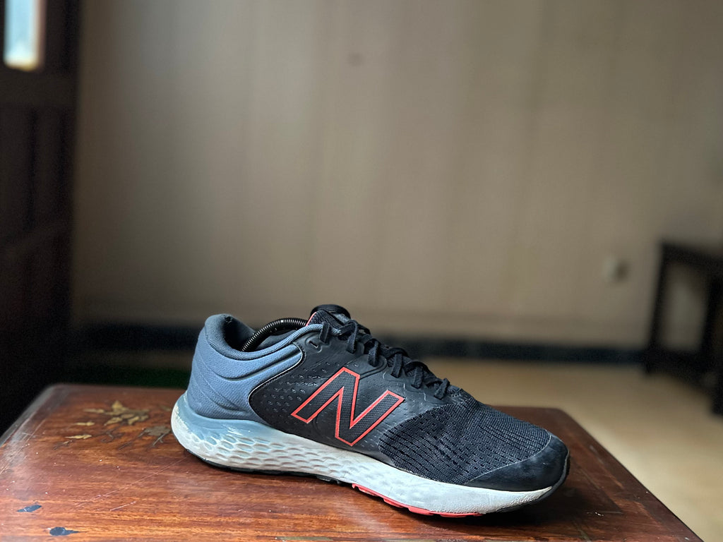 ORIGINAL New Balance Fresh Foam 520 V7 Black/Red Uk size: 9
Eu: 44