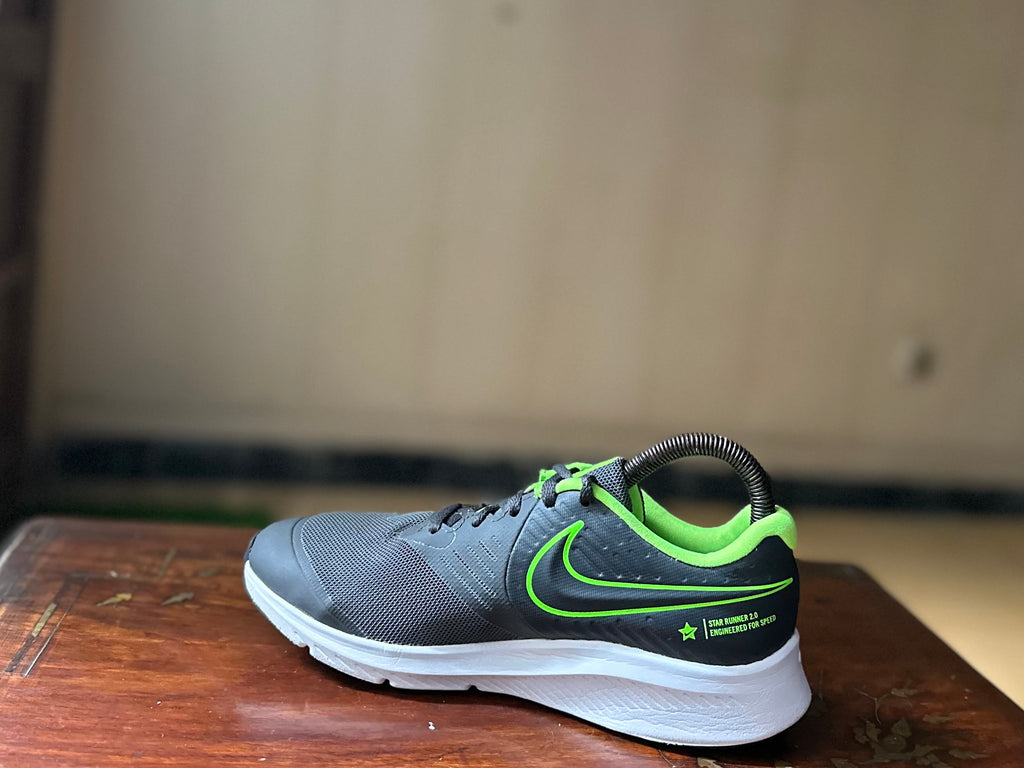 ORIGINAL Nike Star Runner 2 Anthracite/Electric Green Uk size: 5 Eu: 38