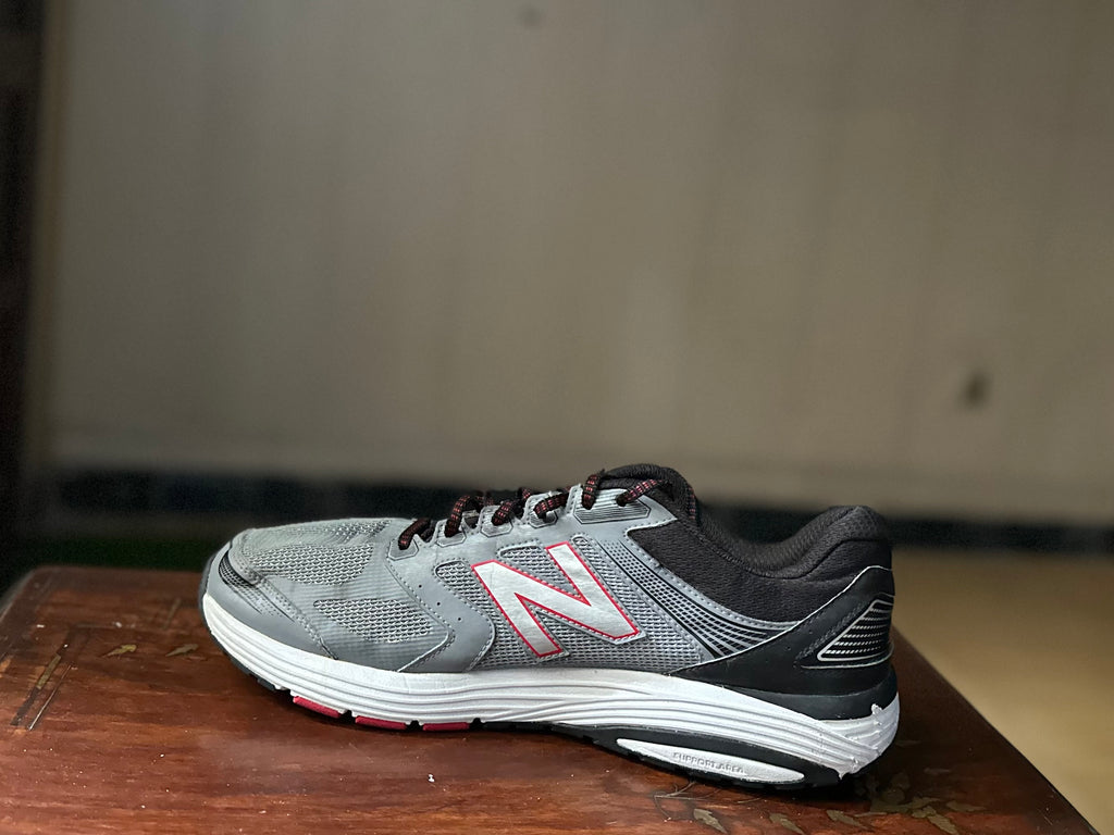 ORIGINAL New Balance 560V7 Wide 4E Silver/Black/Red Uk size: 11.5 Eu: 47