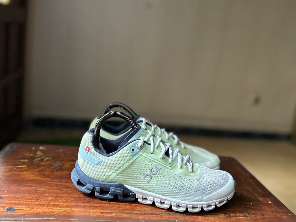 ORIGINAL On CloudFlow Meadow/White Uk size: 6 Eu: 39