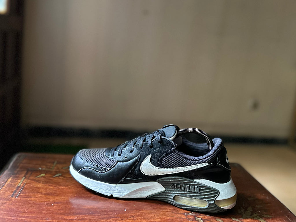 ORIGINAL Nike AirMax Excee Black/White Uk size: 7.5 Eu: 42