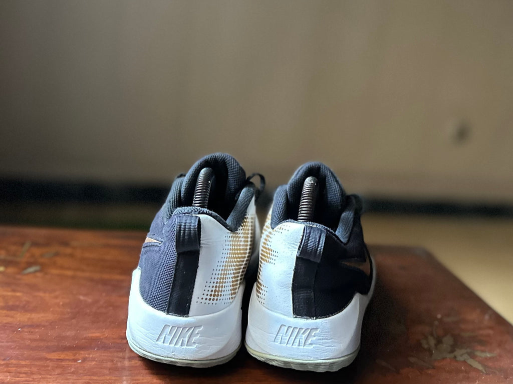 ORIGINAL Nike Team Hustle Quick 2 Non-Marking Uk size: 6 Eu: 40