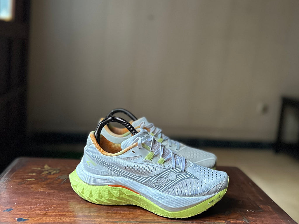 ORIGINAL Saucony Endorphin Speed 4 White/Sunny (Carbon Plated) Uk size: 6 Eu: 39