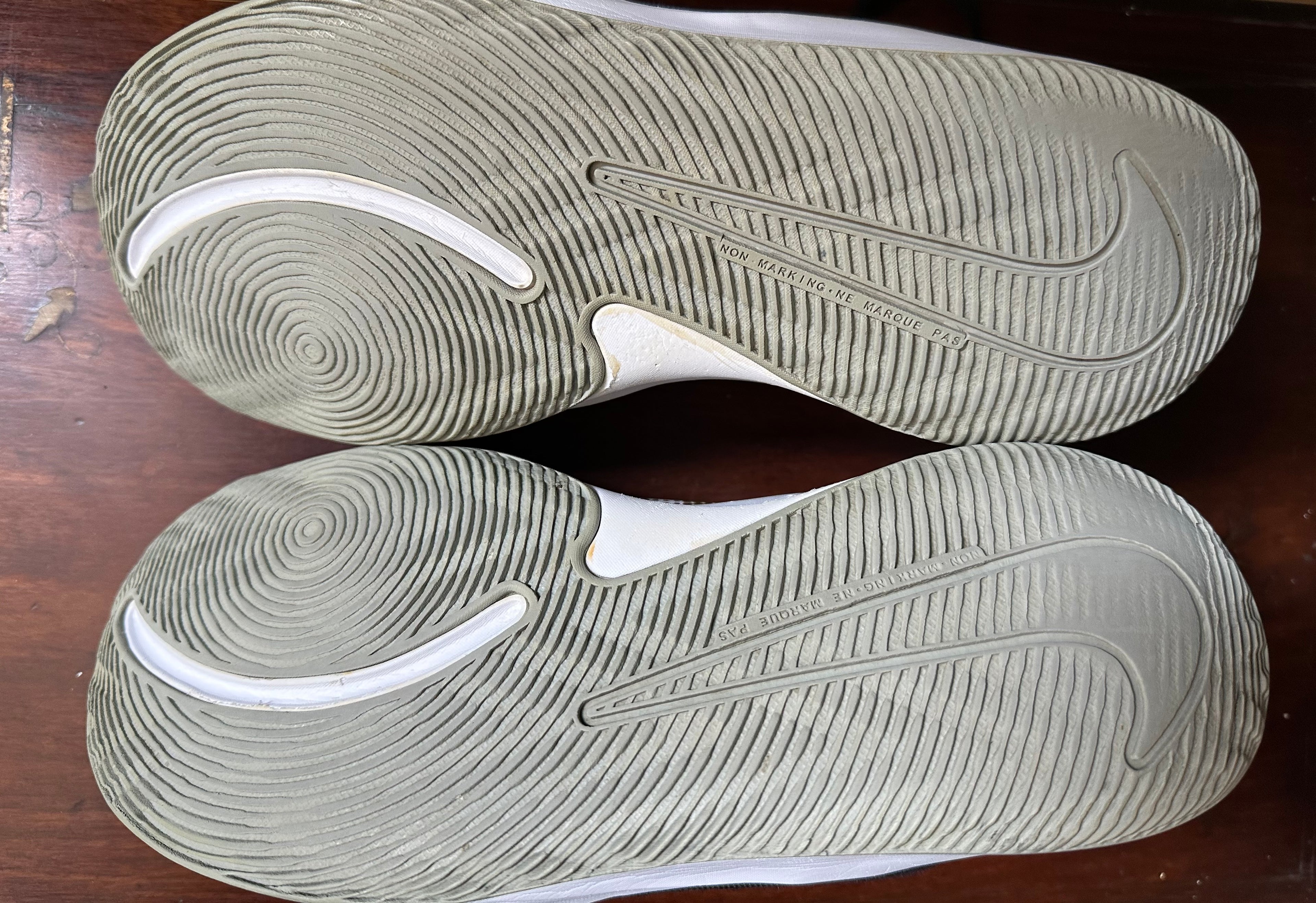 ORIGINAL Nike Team Hustle Quick 2 Non-Marking Uk size: 6 Eu: 40