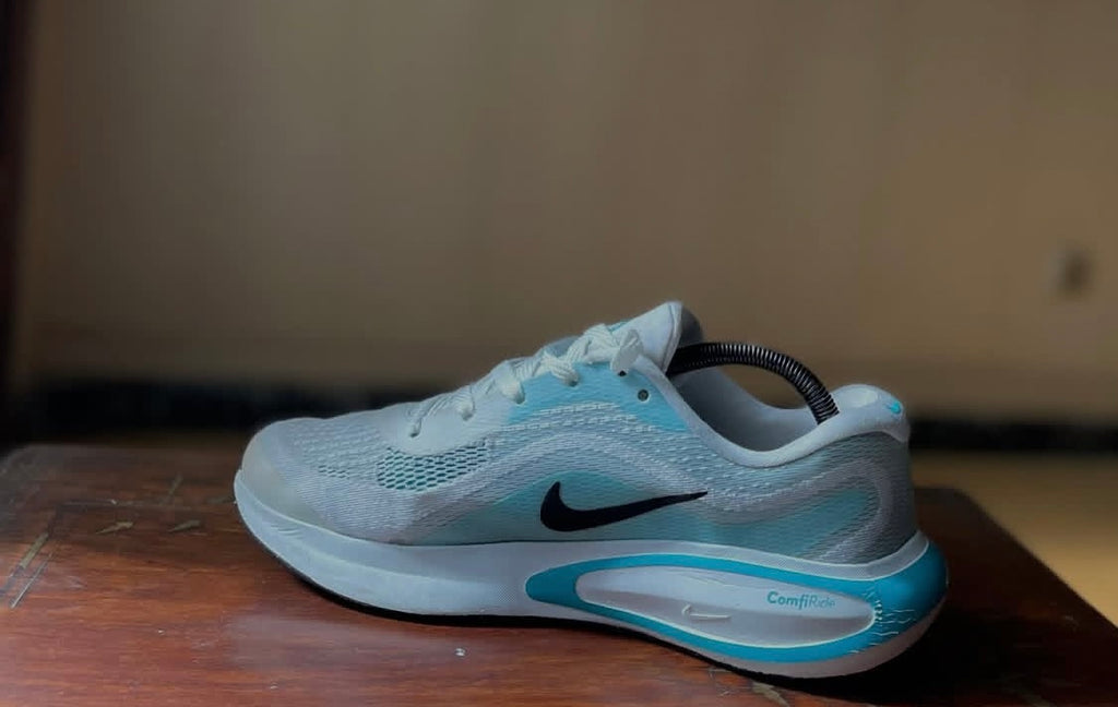 ORIGINAL Nike Journey Run Grey Aluminium Blue Lightning