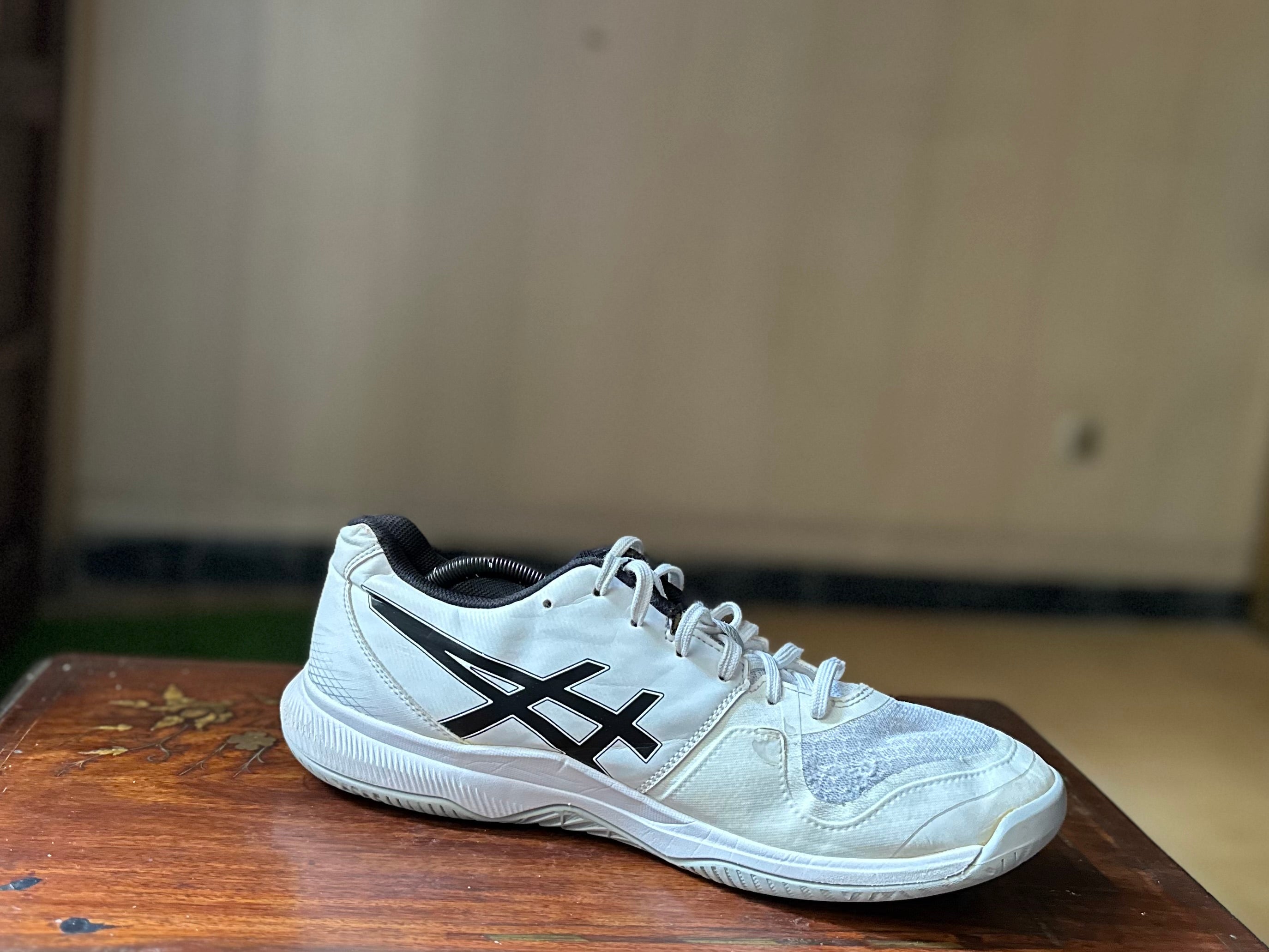 ORIGINAL Asics Gel-Tactic 12 White/Black Uk size: 11 Eu: 46
Condition: 9.5/10