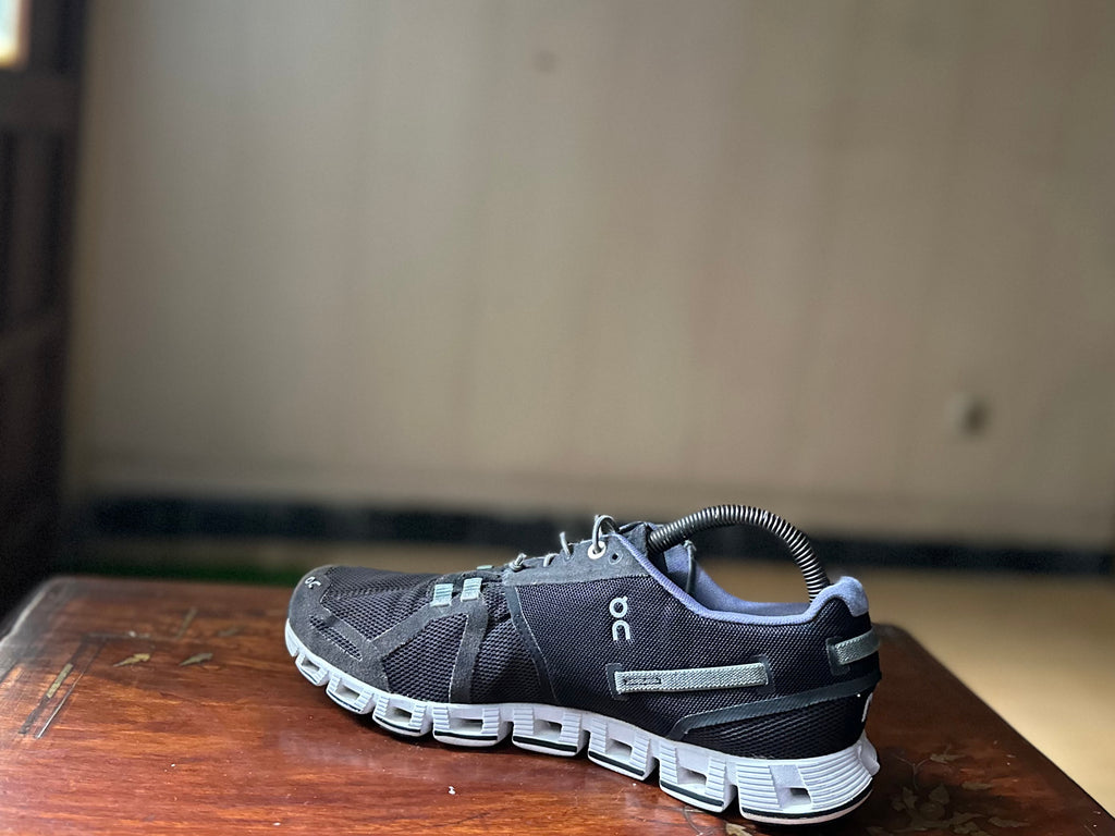ORIGINAL On Cloud 5 Black/White Uk size: 7.5 Eu: 41