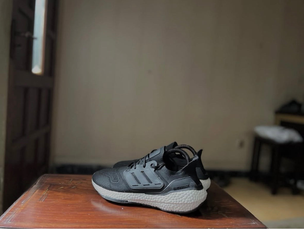ORIGINAL Adidas UltraBoost 22 Black/White