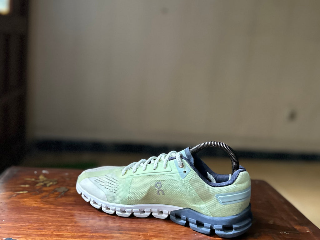 ORIGINAL On CloudFlow Meadow/White Uk size: 6 Eu: 39